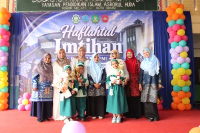 Keluarga Besar Yayasan Asrorul Huda